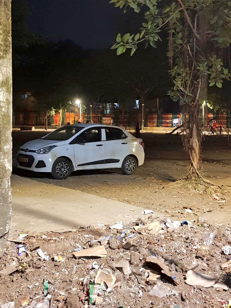 ShavdhanIndia's tweet photo. धन्यवाद, आम्हाला तुमच्याकडून हीच अपेक्षा होति.@mybmcGardens @mybmc    @mybmcWardPS   फक्त नावासाठी कारवाई दाखवायची. 
जेव्हा मैदानाच्या गेटला लॉक असतो तेव्हा ही मोठी कार आणि बाईक कुठून आली? 
लोकांना फसविण्याचा धंदा बंद करा.मैदानाच्या अधीक्षक अधिकारी सचिन पारखे साहेब आपले कर्तव्य https://t.co/5f9PBVYN4G