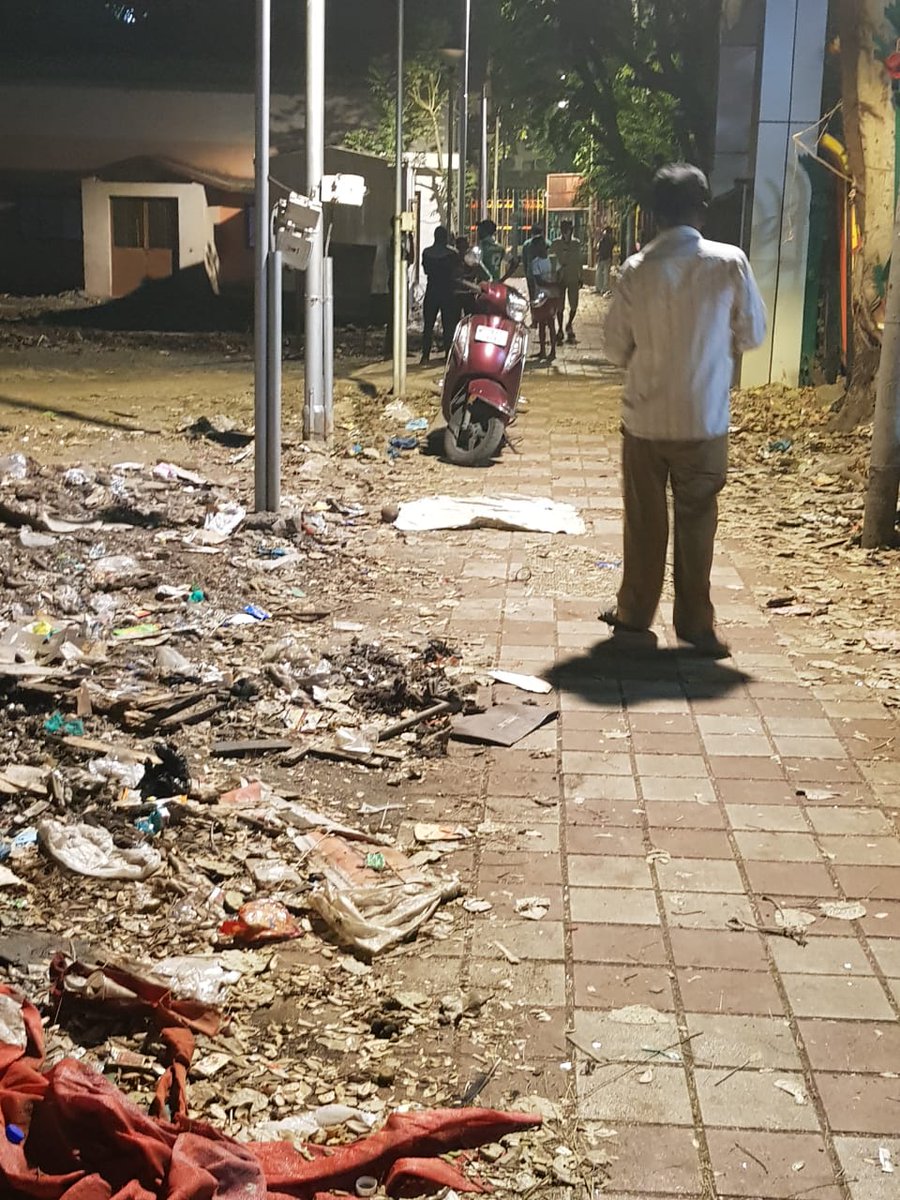 ShavdhanIndia's tweet photo. बजावा. कायदा व सुव्यवस्था कोठे आहे? हे पार्किंगचे पैसे कुठे जातात? हे सरकारी तिजोरीवर येत आहे? हे मैदान खेळण्यासाठी आहे की पार्किंगसाठी आहे? 
हे पण स्पष्ट करा. @BankiMistry @RoadsOfMumbai @arsun_raj @RaviShukla1985 @AwakeCitizen1 @TMS190 @KuradeAnkush @AapKaKiran @GRVora @toi https://t.co/bb9kbC0Too