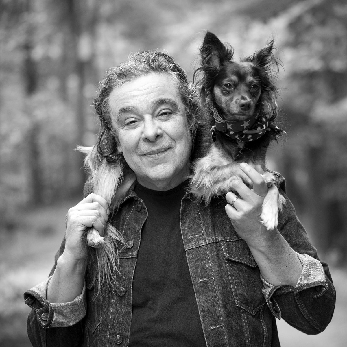 This week on <a href="/PodcastWhythe/">WhythePodcast</a>, Heidi and Luke talk with singer/songwriter, <a href="/JulesShearMusic/">Jules Shear</a>. They discuss Jules' 14th solo album release, his writing, his outlook on music, and his new dog. It's an uplifting episode you won't want to miss!
Check out the episode - link below!🎵