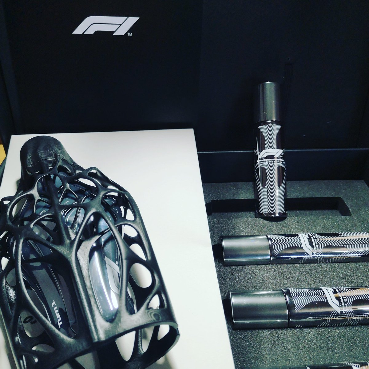 mesandor's tweet photo. Boldog vagyok, hogy az első szerencsések között próbálhatom ki az #F1 vadonatúj hivatalos parfümkollekcióját! Íme az #f1fragrances! #Formula1 #designerparfums #racing #motorsport #reklám https://t.co/ieOUJ63342
