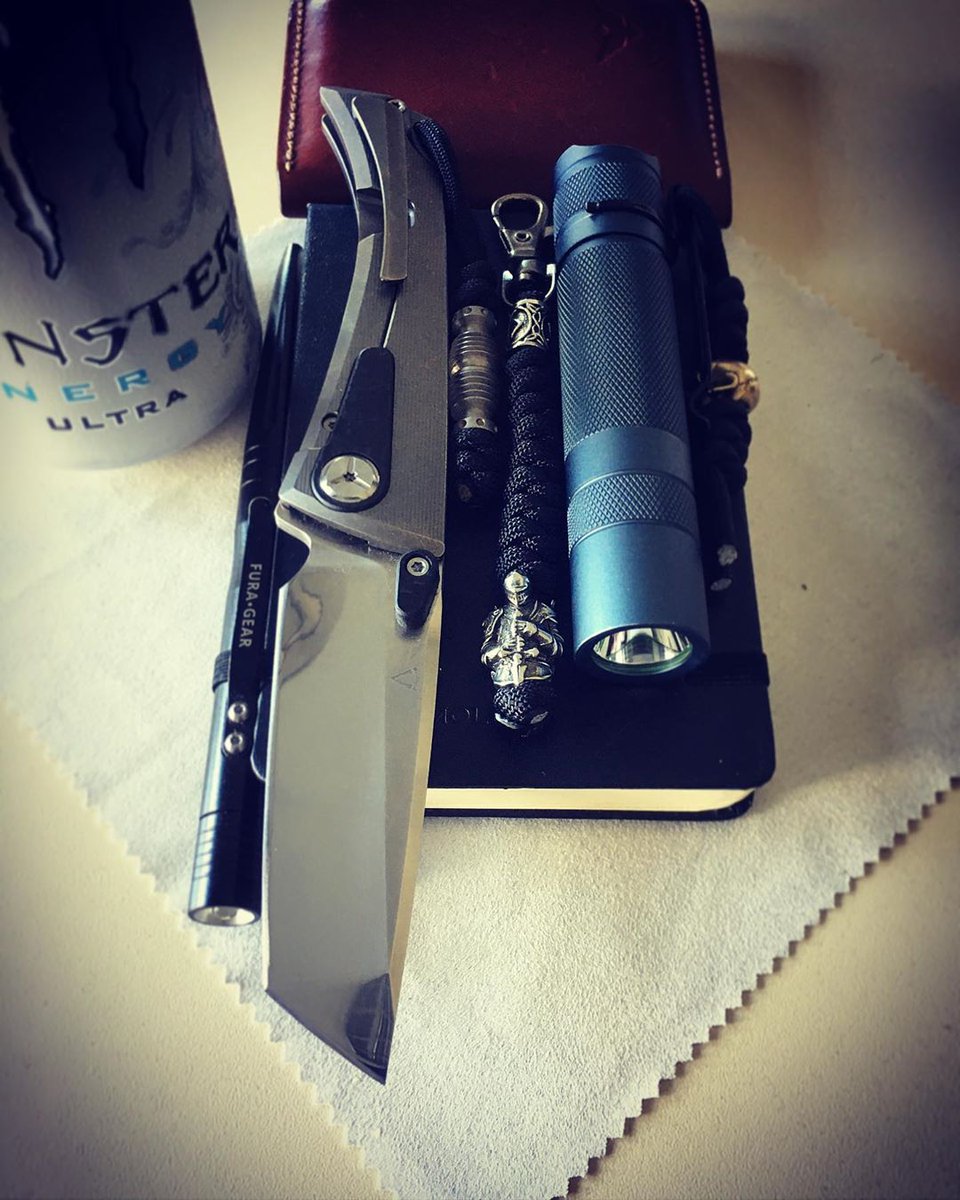 tanto_tim's tweet photo. Repost @smrkecsmrk
by @media.repost:
Titanium Twosun Tanto Thursday
πβ οΈπ€©
@twosunknives TS80 Jaeger by @vitesse_design_
@sroka_craft leather bi-fold wallet
@technosilver Small Skull bead
@convoylights S2+
π€©β οΈπ€©
#knife #knifelover #knifelife #bladelover #knifenut #knivesofig https://t.co/alBqBSavVO