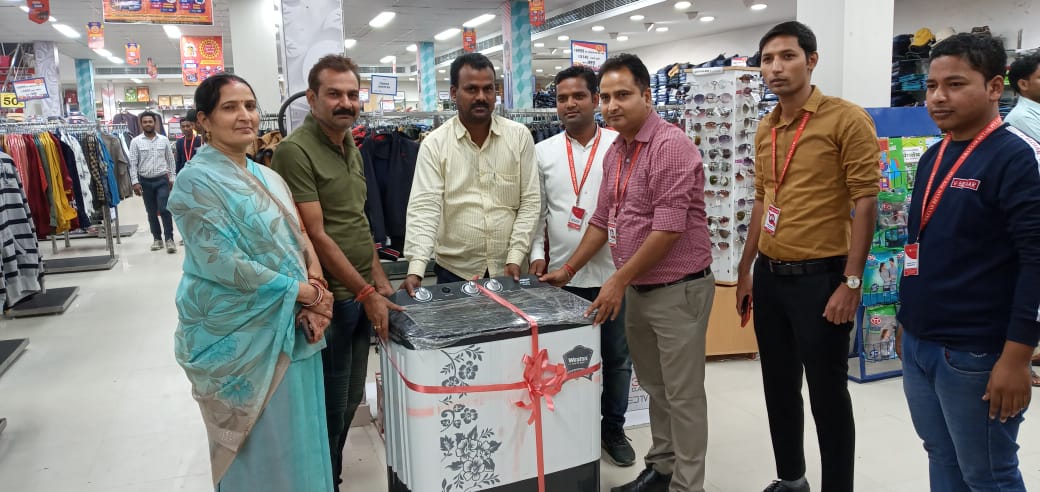 VBAZAR2's tweet photo. Congratulations to Lucky Draw Gift winners. Happy faces @V-Bazaar.
#luckydrawwinners #congratulations #luckywinners #happycustomers #CustomerSatisfaction #festiveoffer #festiveshopping #offers #assuredgift #retailoffers #retailnews #Retail #vbazaar #diwalioffer #dilbolediwalihai https://t.co/PEjlLgEMje