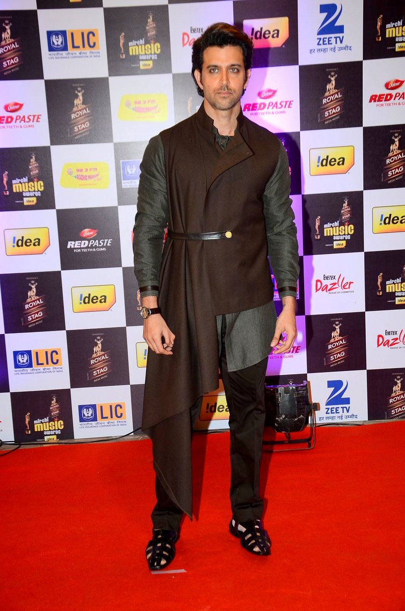 6. Need to stand out of the boring crowd? Go for a collared and caped jacket with an olive green kurta-top and belt it up!  #HrithikRoshan