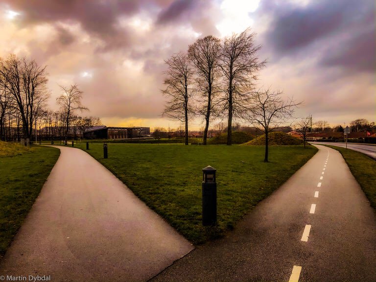 nightpixdybdal's tweet photo. Denmark. #cykelsti #bicyclepath #bike #cykel #vejenkommune #brørup #kunstvejen #deling #partition #decision #theroadlesstravelled #beslutninger https://t.co/AfSrbXzRuU