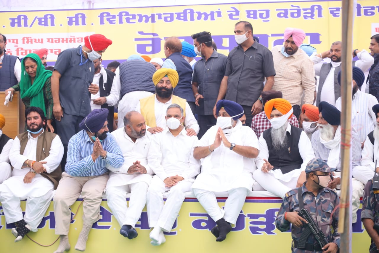 SC Scholarship Scam: Shiromani Akali Dal took out march to residence of Balwinder Dhaliwal, Sukhbir Singh Badal present during Phagwara protest.