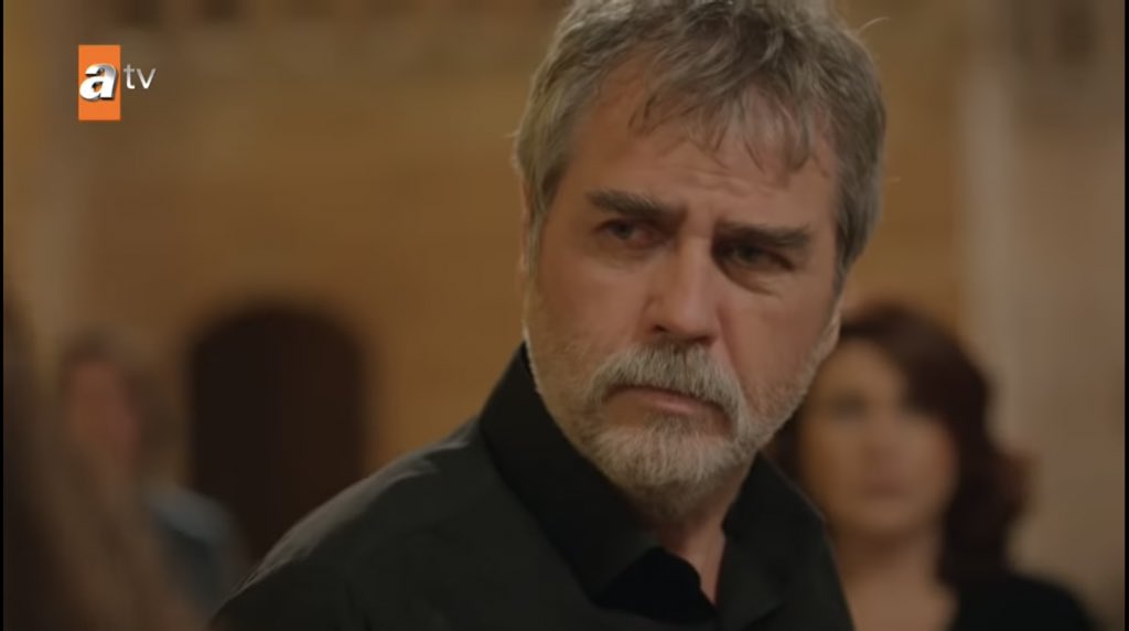 The shift began when she faces the Şadoğlus indicating that this is her father’s house n no one has a say when she comes n goes. Meanwhile we see in her face a certain look to Hazar which he immediately returns as in I support you, I’m proud of you.  #Hercai  #Reyyan  #EbruŞahin
