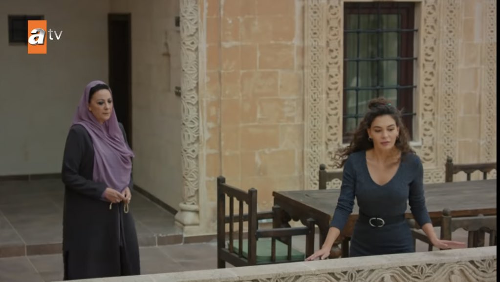 Now Reyyan really perceives herself as worthy of being an owner n the lady of the mansion. Not just in front of Azize whom rightfully deserved to be ignored. She’s not doing it to spite her. She doesn’t care. It’s how she truly sees herself now. It’s her rightful place  #Hercai