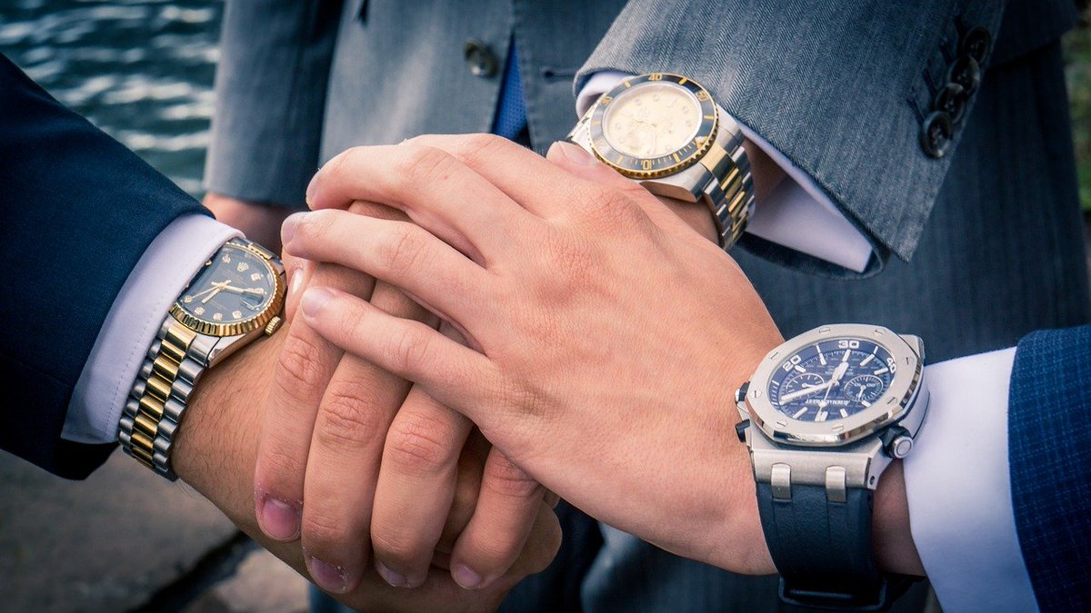 MenschMuc's tweet photo. Rolex und Co. sind sofort lieferbar

Ob fünf Monate oder fünf Jahre – Liebhaber exquisiter Luxusuhren benötigen nicht selten Geduld, bis sie ihr Modell der Begierde am Handgelenk tragen können.  #AudemarsPiguetRoyalOak #PatekPhilippe #RolexDaytona #RolexGM https://t.co/UwiLypyy9K https://t.co/N0YtSWU4zy