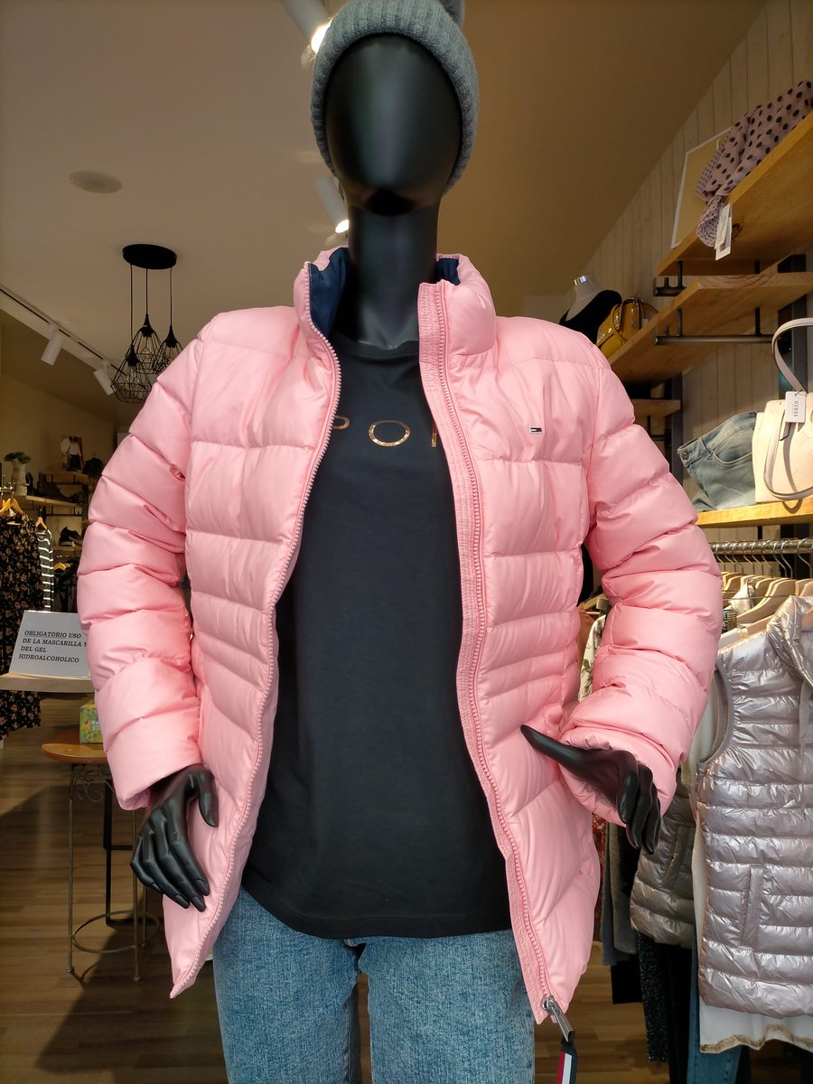 SylviaMarinell1's tweet photo. SYLVIA MARINELLI nos muestra hoy esta cazadora de plumas de TOMMY HILFIGER en color rosa de tacto muy agradable, caliente y transpirable. Antes 297€ y ahora queda en 167€.SYLVIA MARINELLI,"date un capricho de marca" Estamos en C/ Villafranca, 4 de León. #marcasdemoda #modaleon https://t.co/ByYGWlLOYn
