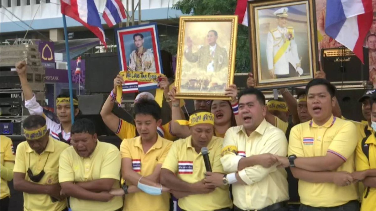 Khanittha_MCOT's tweet photo. 9 พ.ย.63 ภาคีเครือข่ายปกป้องสถาบันพระมหากษัตริย์/กลุ่มศิษย์รามคำแหง/ศิษย์เก่าอาชีวะ/กลุ่มลูกพ่อขุน พร้อมด้วย ศ.ป.ป.ส.-แนวร่วมกลุ่มไทยภักดี ชุมนุมใหญ่ #กลุ่มคนปกป้องสถาบันพระมหากษัตริย์ ที่ลานพ่อขุนรามคำแหง  ม.รามคำแหง หัวหมาก ร่วมอ่านแถลงการณ์และบูมพ่อขุนก่อนเริ่มกิจกรรม @TNAMCOT https://t.co/qiqF8iyM7W