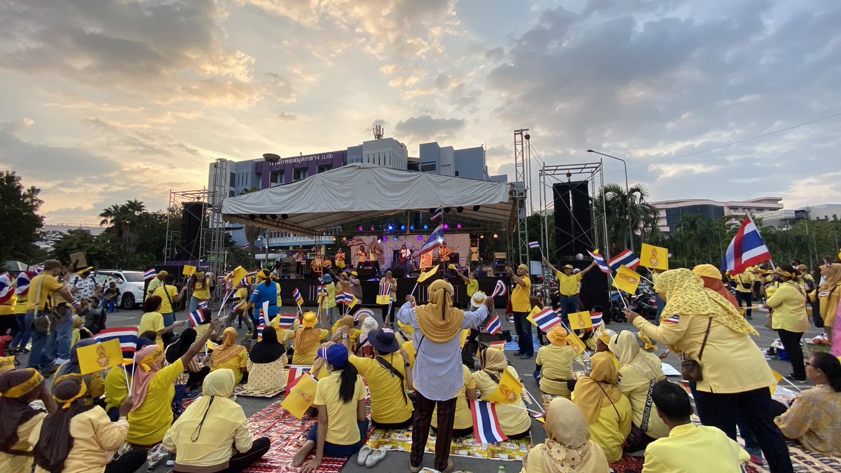 Khanittha_MCOT's tweet photo. 9 พ.ย.63 ภาคีเครือข่ายปกป้องสถาบันพระมหากษัตริย์/กลุ่มศิษย์รามคำแหง/ศิษย์เก่าอาชีวะ/กลุ่มลูกพ่อขุน พร้อมด้วย ศ.ป.ป.ส.-แนวร่วมกลุ่มไทยภักดี ชุมนุมใหญ่ #กลุ่มคนปกป้องสถาบันพระมหากษัตริย์ ที่ลานพ่อขุนรามคำแหง  ม.รามคำแหง หัวหมาก ร่วมอ่านแถลงการณ์และบูมพ่อขุนก่อนเริ่มกิจกรรม @TNAMCOT https://t.co/qiqF8iyM7W