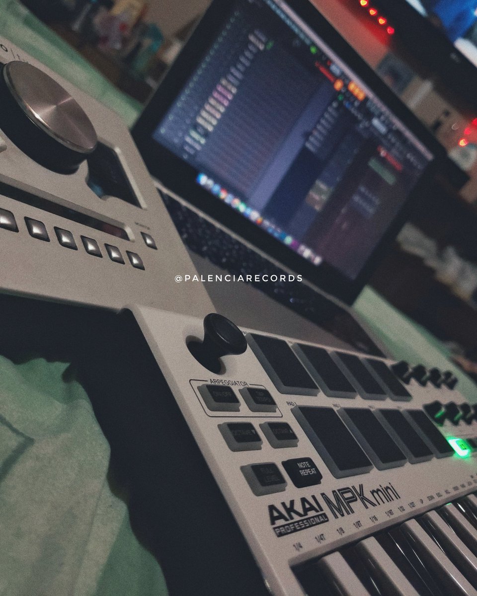 PalenciaRecords's tweet photo. No hay horario cuando tus sueños son tu prioridad #EstudioMusical #Musica #apollotwin #AkaiMpkMini #Akai #Apollo #flstudio20 #Music https://t.co/9LF8meNyMm