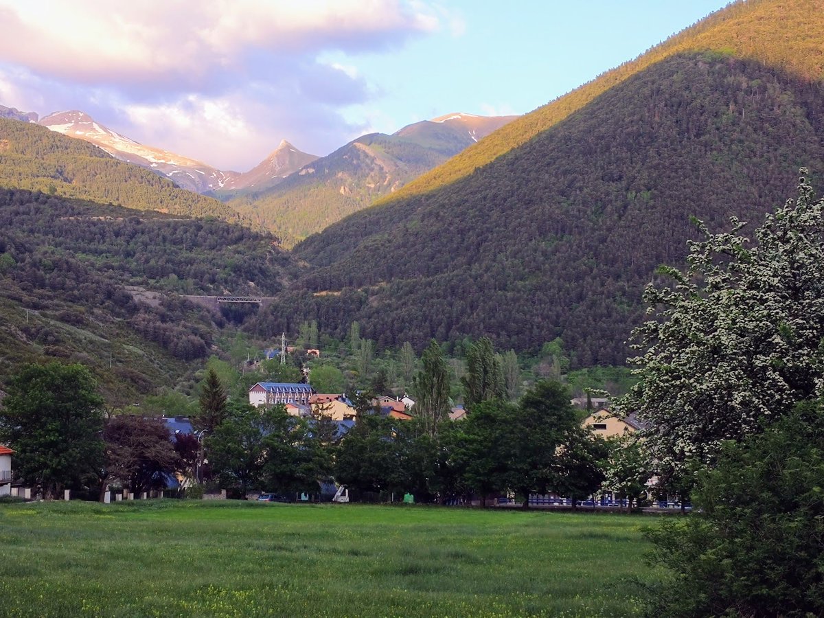 RocaNevada's tweet photo. ¿A quién quieres engañar? Sabemos que estás deseando reencontrarte con estas #vistas😍 #villanua https://t.co/HSF9AZm18X