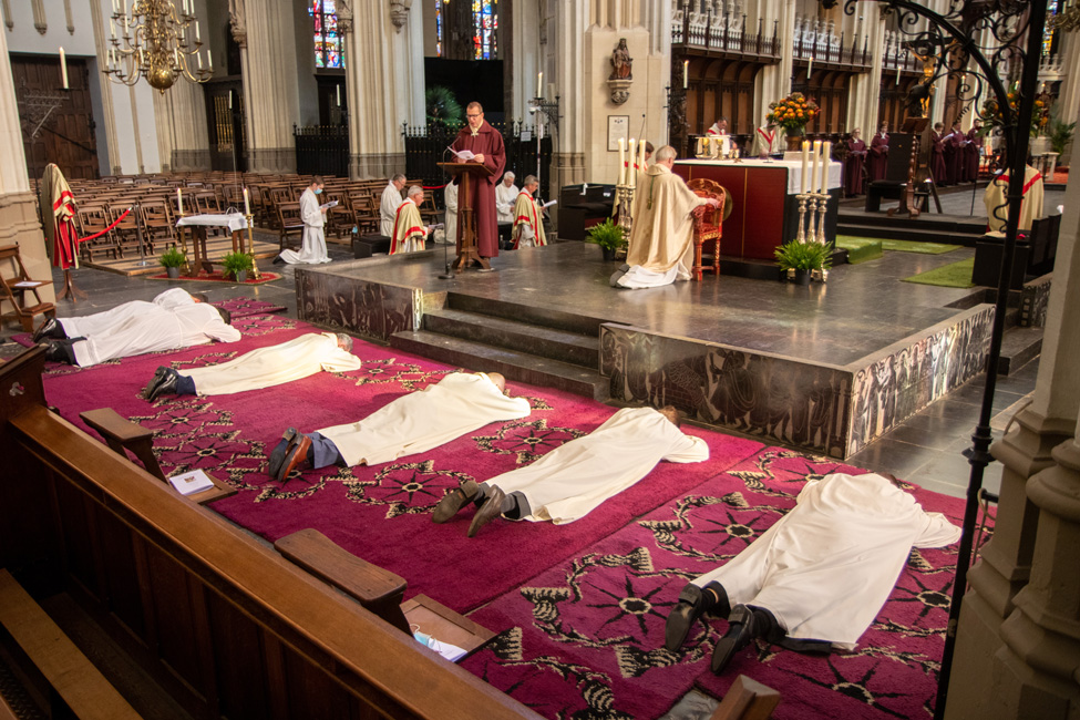 Zaterdag heeft Mgr. Gerard de Korte maar liefst zes diakens gewijd! 
sint-janscentrum.nl/zesvoudige-dia…