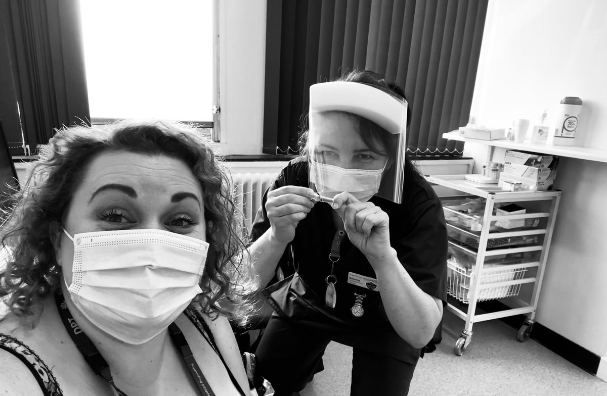 SuzieLuscombe's tweet photo. When you go for your flu jab and your best friend is the nurse #flufighters #workingtogether #NHS @gemfestexeter @RDEhospitals @DPT_NHS @teamhospiscare @Hospiscare https://t.co/GJJEEOOF0w