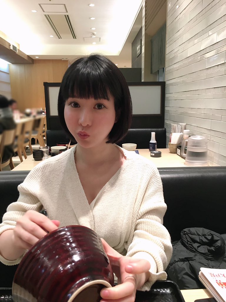 髪の毛切ってもう9ヶ月か と写真見返したら 切り立ての1 30ぼくが 思ってたよりえらいことなっえらいことなってた こんなんだったっけ