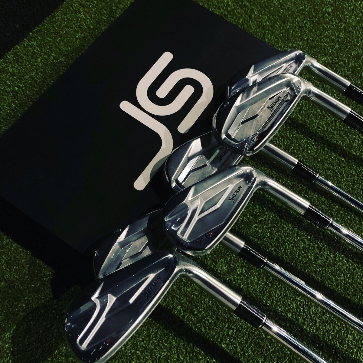 VerulamProShop's tweet image. Beautiful set of @SrixonEurope #ZX5 and #ZX7 combination set. Forgiveness in the long irons and workability in the short ones 👌🏻 
#srixongolf #jsgolfstudio #beststudioinherts #stalbansgolf #hertsgolf