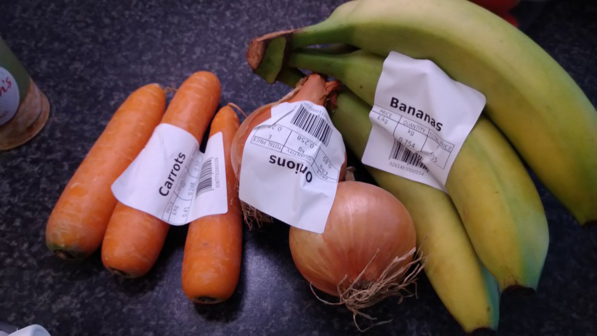 SharonPThompson's tweet photo. Please @Tesco let me buy more of my fruit and veg this way! The amount of plastic in my shopping today is heart breaking 😔 #fightagainstplastic #onlyoneplanet https://t.co/81ZOw33g4W