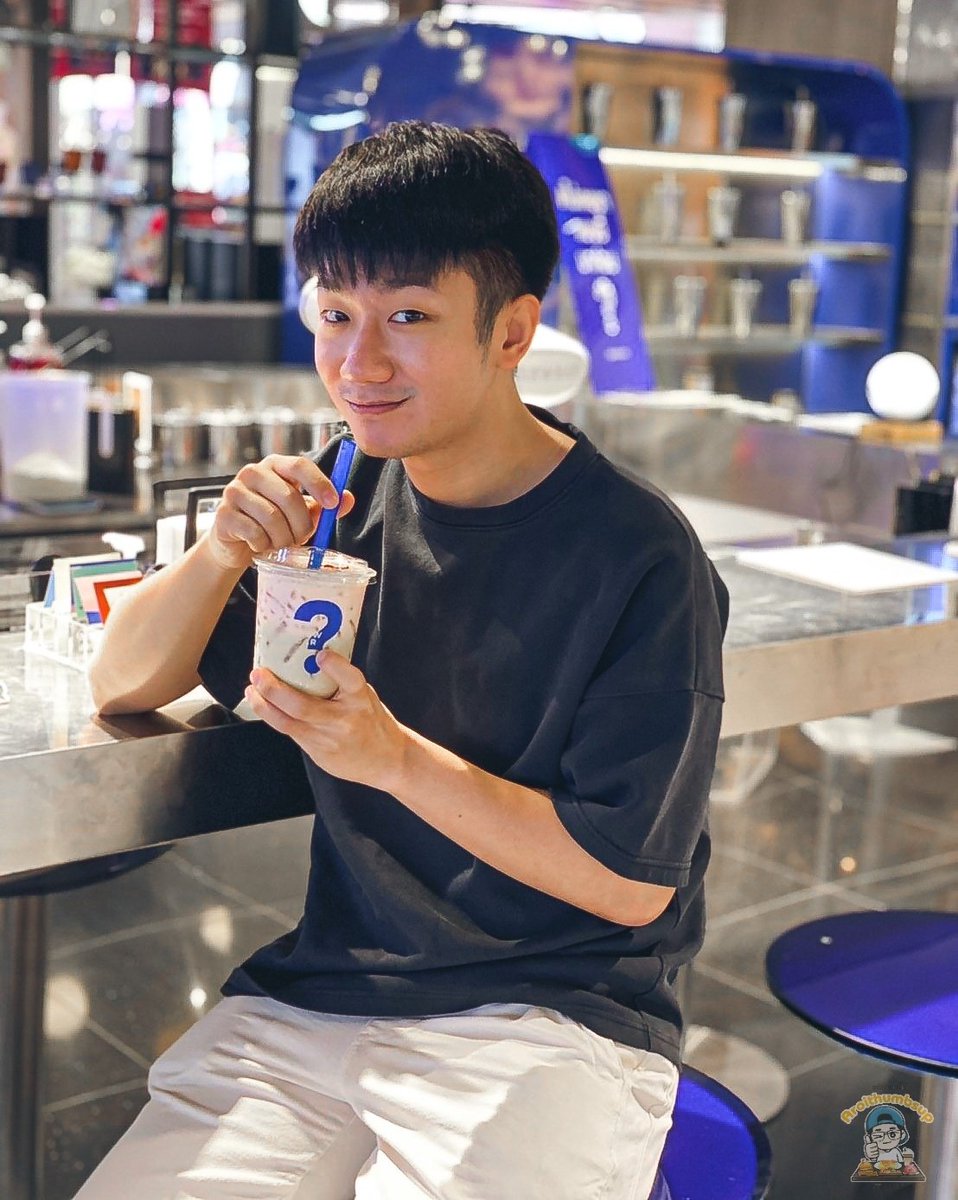 aroithumbsup's tweet photo. BREWBAR | เปิดประสบการณ์ใหม่ จิบชาล้ำสมัยในธีมยานอวกาศ

เป็นบาร์ชาแนวใหม่ ที่นอกจากจะตกแต่งร้านสวยล้ำ เมนูชาก็ล้ำไม่แพ้กัน "Floral" ชื่อเมนูพระเอกของร้าน ชานมกุหลาบ กับดอกหมื่นลี้ ไข่มุกกุหลาบ ท็อปด้านบนด้วยครีมกุหลาบอีกที บอกเลยว่าหอมมาก #BREWBAR #ไม่เคยชาแบบนี้มาก่อน @aroii https://t.co/kqYzL71xgP