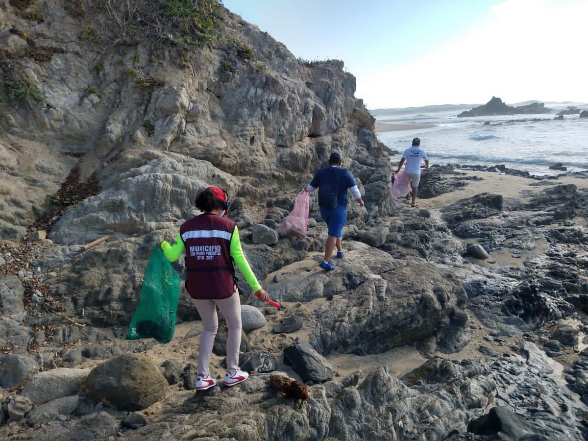 PochutlaGobMpal's tweet photo. Se llevó a cabo la Limpieza de la Bahía de Salchi y #Cuatunalco por parte del Área de Sustentabilidad en coordinación con la comunidad, estas limpiezas son muy importantes ya que nos permiten generar conciencia sobre la importancia de nuestro ecosistema. #SanPedroPochutla #Oaxaca https://t.co/x225CqbIPH