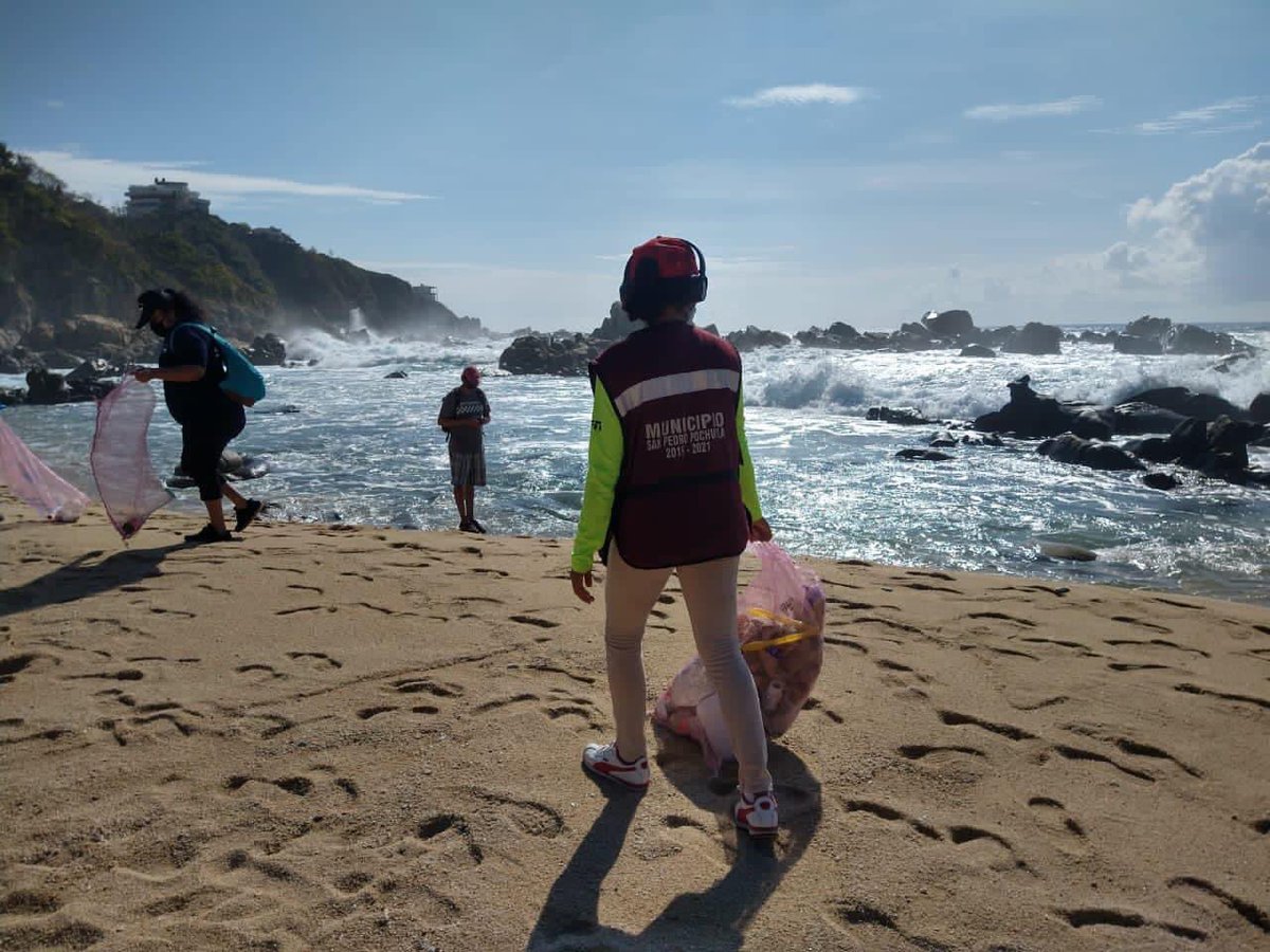 PochutlaGobMpal's tweet photo. Se llevó a cabo la Limpieza de la Bahía de Salchi y #Cuatunalco por parte del Área de Sustentabilidad en coordinación con la comunidad, estas limpiezas son muy importantes ya que nos permiten generar conciencia sobre la importancia de nuestro ecosistema. #SanPedroPochutla #Oaxaca https://t.co/x225CqbIPH