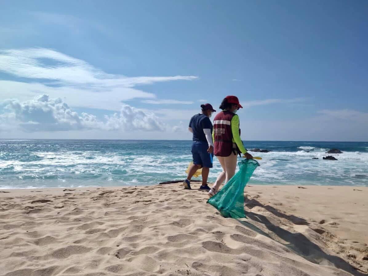 PochutlaGobMpal's tweet photo. Se llevó a cabo la Limpieza de la Bahía de Salchi y #Cuatunalco por parte del Área de Sustentabilidad en coordinación con la comunidad, estas limpiezas son muy importantes ya que nos permiten generar conciencia sobre la importancia de nuestro ecosistema. #SanPedroPochutla #Oaxaca https://t.co/x225CqbIPH