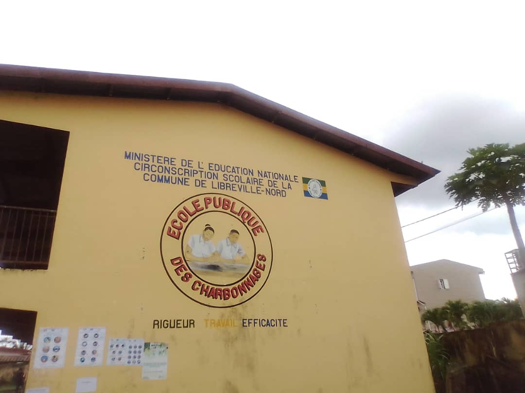 Africainlibr's tweet photo. 🇬🇦
Lundi 09 novembre 2020 à L' École Publique des #Charbonnages: classes fermées.pas de cours. Inscriptions et réinscriptions à la Direction de l'établissement. Appréciez le dispositif #sécuritaire sanitaire : 2 #seaux d'eau ± 1 bouteille d'eau #andza contenant du savon liquide. https://t.co/deJpNrFmwO