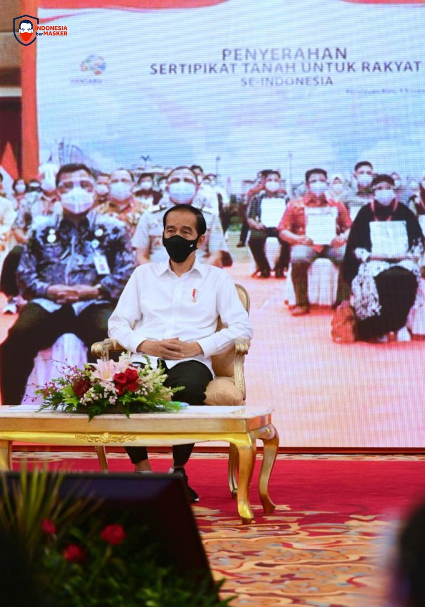 jokowi's tweet photo. Hari ini, dalam suasana pandemi, saya menyerahkan 1 juta lembar sertifikat hak atas tanah untuk rakyat di 31 provinsi. 

30 penerima sertifikat sebagai perwakilan hadir langsung di Istana Negara, sementara para penerima lain mengikuti jalannya acara melalui konferensi video. https://t.co/e4M7Lvi709