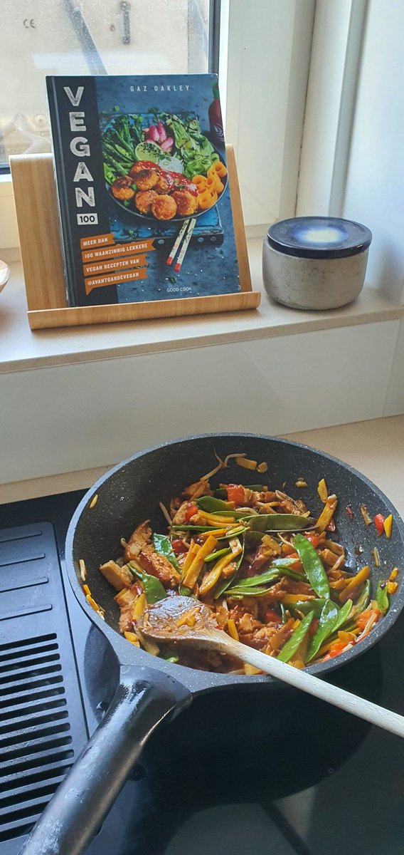 guidowelter's tweet image. 10 minuten maar. En dan heb je een lekkere &amp;amp;gezonde Cambodjaanse Vegawok. #dynamischwerken #thuiswerken
#micropauzes
#gezondeten 
#HNW3.0
#thuiswerkschijfvanvijf