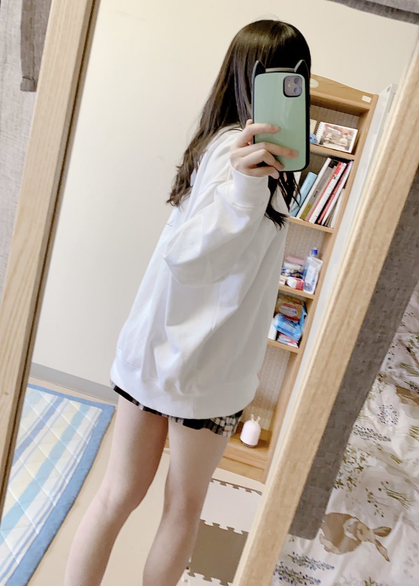 paru_fhan's tweet photo. かしゆかおじさん見てますか！！笑

165cm、Lサイズです。
今日これ着て大学行ってきたんですけど、ほんとに可愛すぎて家帰って来ても脱ぎたくなかった🥺
後ろこんな感じ！(2枚目)
最後の写真のは、のちさんとお揃いのスニーカーと合わせてみましたˊᵕˋ
#誰でも似合うスウェットコーデ https://t.co/uTvQUgBV66