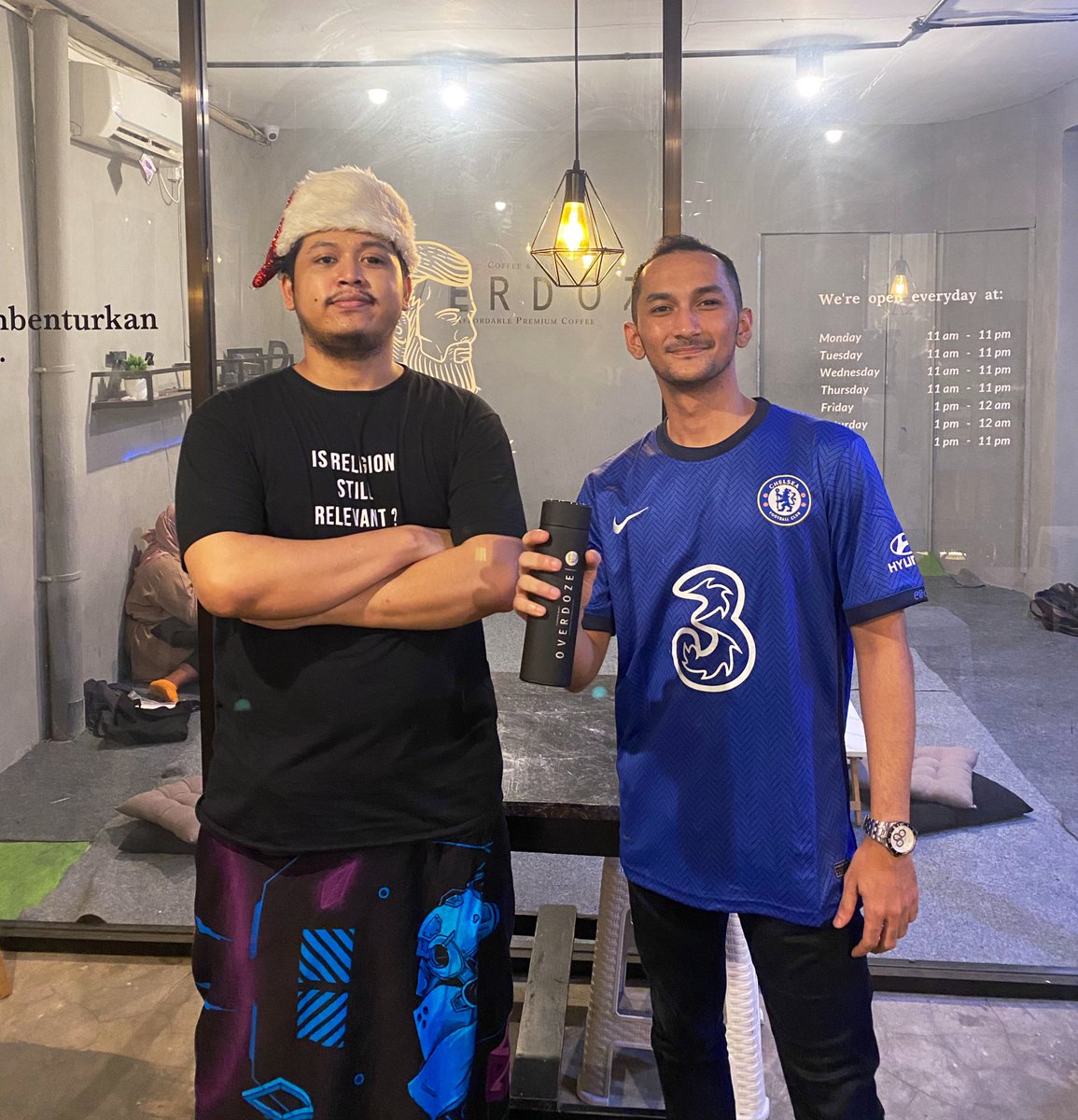 TretanMuslim's tweet photo. Alhamdulillah cafe saya kedatangan Hakim Ziyech .. yook yang di surabaya monggo mampir di Overdoze Kopi Surabaya Jalan Ngagel Jaya Selatan .. https://t.co/neRIVrURFO
