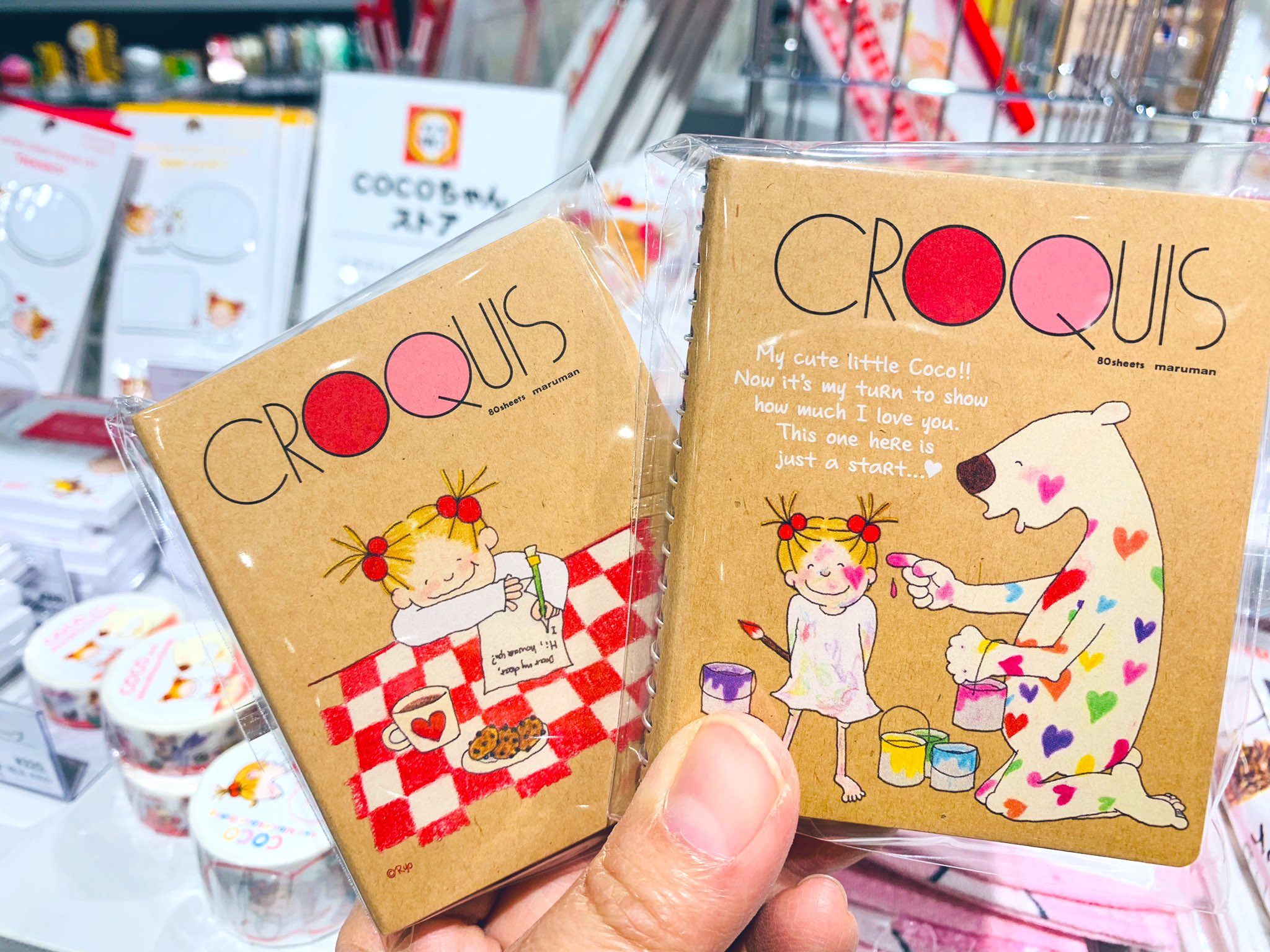 京都ロフト イラストレーターのサカモトリョウさんが生み出した 愛くるしいキャラクターの ココちゃん マステ 付箋など文具はもちろん ハンカチやポーチといったファッション雑貨もご用意 ココちゃんの可愛い笑顔に元気をもらえそう 開催中