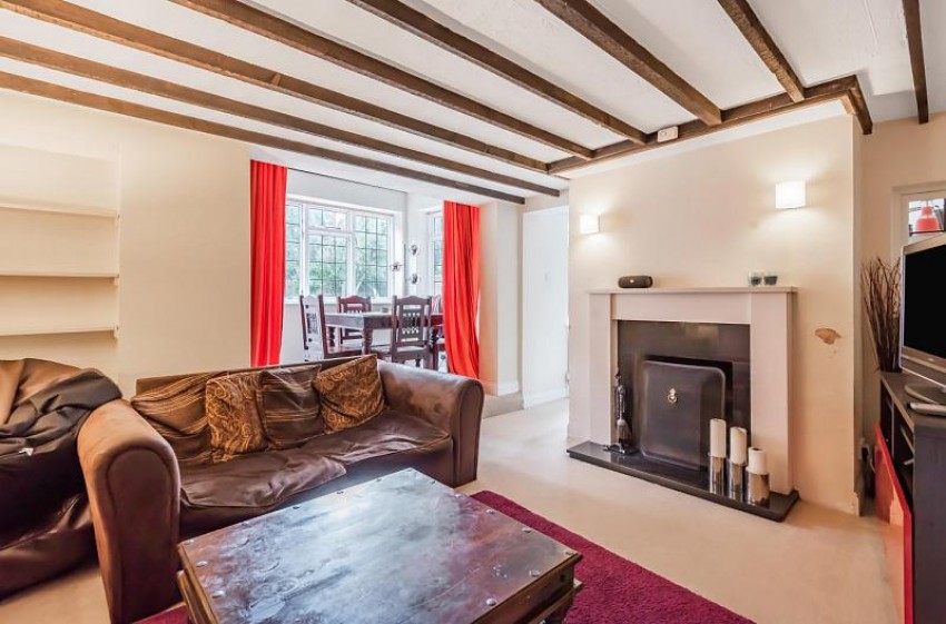 frostweb's tweet photo. Stunning #GradeIIlisted cottage in #FarnhamRoyal which has been stylishly refurbished retaining a wealth of character and period features. NO UPPER CHAIN.
https://t.co/Vo4109VSYU
#propertyforsale #PropertyOfTheWeek #villagelife #GradeIIListed #charactercottage https://t.co/mjbZThCLTE