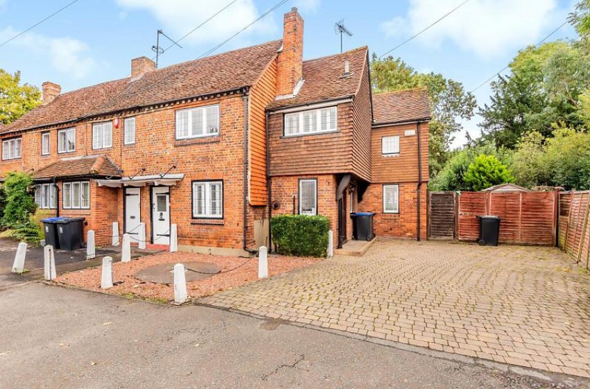 frostweb's tweet photo. Stunning #GradeIIlisted cottage in #FarnhamRoyal which has been stylishly refurbished retaining a wealth of character and period features. NO UPPER CHAIN.
https://t.co/Vo4109VSYU
#propertyforsale #PropertyOfTheWeek #villagelife #GradeIIListed #charactercottage https://t.co/mjbZThCLTE
