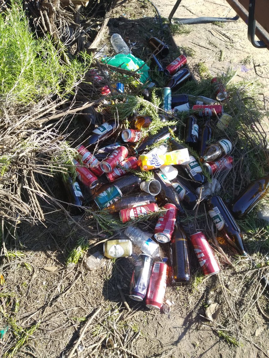 PSOEValdemoro's tweet photo. De por sí no es admisible, pero en una pandemia signos de botellón por tanto de reunión de mucha gente en Restón II. #Valdemoro https://t.co/3aDdsDUk0J