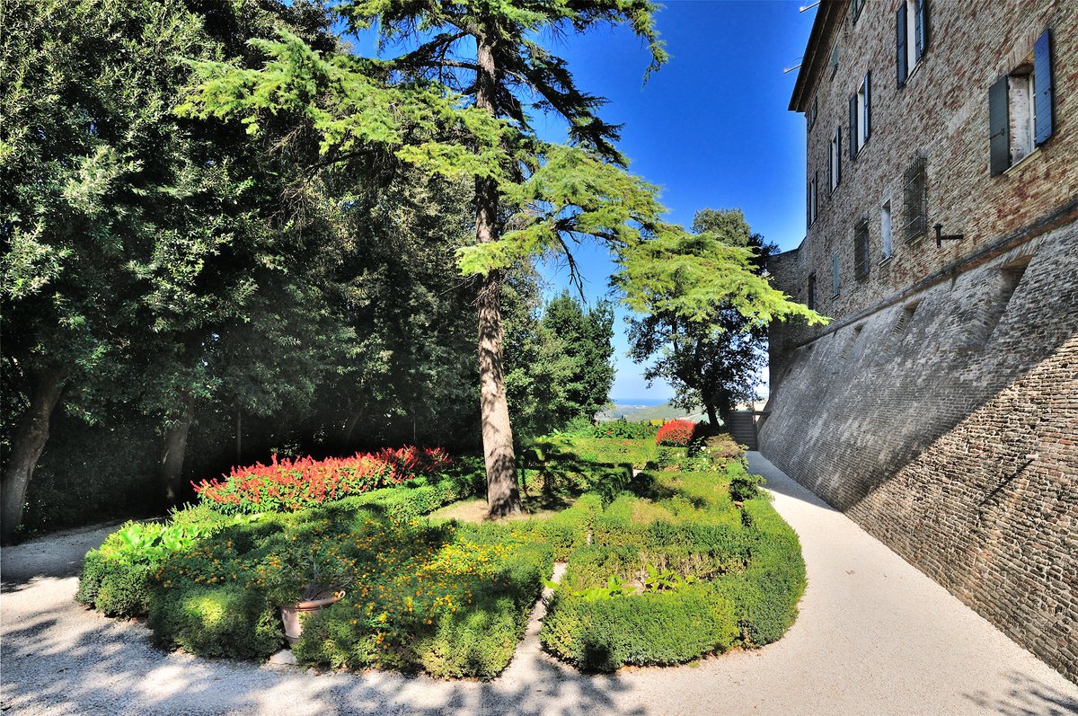 MonteradoCastle's tweet photo. #diconodinoi 
⚜️ Contesto meraviglioso e avvolti dalla storia ⚜️
Bellissima esperienza in questo Castello storico posto in cima ad una collina che domina un meraviglioso panorama incorniciato a breve distanza dal mare.

#castellodimonterado #9novembre #destinazionemarche #Review https://t.co/EHvcQLjHgU