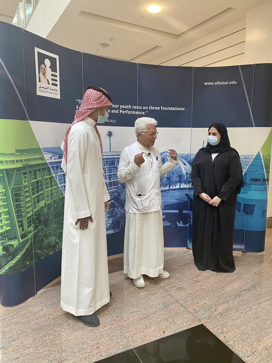 HendTAlsudairy's tweet photo. الطالبة دلال العماري والطالب متعب الرشيد وحديث مع الدكتور ابراهيم نتو https://t.co/FNU0SvG8J1