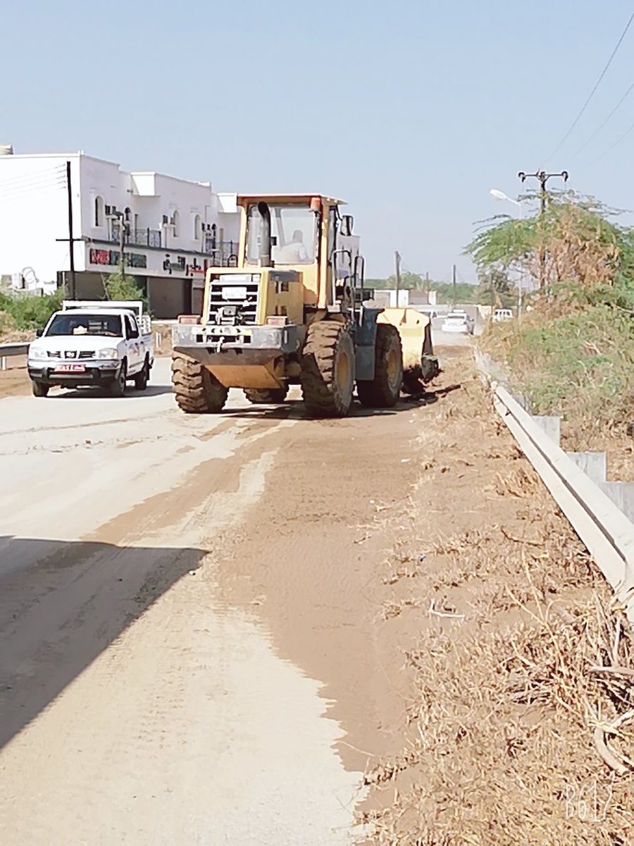 NB_Municipality's tweet photo. قامت دائرة الشؤون البلدية بصحم متمثلة في قسم الصحة الوقائية بفتح الطرق وتنظيف وإزالة الأتربة والطمي والأحجار ومخلفات الأودية من مختلف قرى الولاية من جراء هطول أمطار الخير التي شهدتها الولاية مساء يوم أمس . https://t.co/MUkTv2mTU7