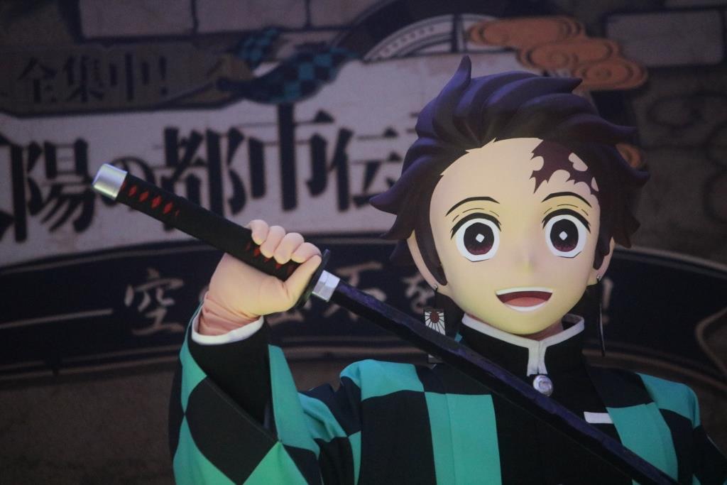 芝津啓太郎 年11月8日池袋サンシャインシティ６０展望台 鬼滅の刃着ぐるみグリーティング 竈門炭治郎 ポーズ１数々のグッズで使われるおなじみ炭治郎の 例のポーズ ポーズ２これもよくする上段の構え 顔アップ日輪刀の黒い刀身がわかる 横顔