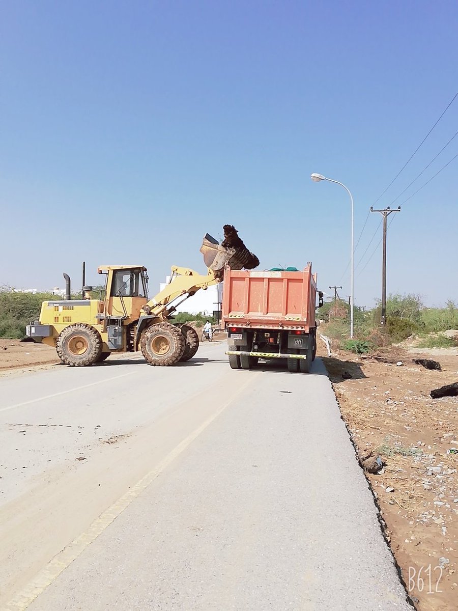 NB_Municipality's tweet photo. قامت دائرة الشؤون البلدية بصحم متمثلة في قسم الصحة الوقائية بفتح الطرق وتنظيف وإزالة الأتربة والطمي والأحجار ومخلفات الأودية من مختلف قرى الولاية من جراء هطول أمطار الخير التي شهدتها الولاية مساء يوم أمس . https://t.co/MUkTv2mTU7