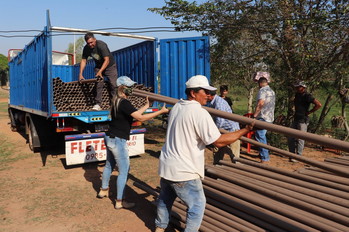 Patty_Corvalan's tweet photo. Entregamos miles de metros de caños, para la distribución de agua potable en San José Ibáñez, como 3ra. etapa de los trabajos, tras la excavación y equipamiento del nuevo pozo. Agradecemos a la Directora de @SenasaPy, la Ing. Sara Inés López, por esta valiosa donación. #Quyquyhó https://t.co/BYkKesZkvC