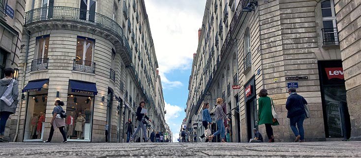 SDI_fr's tweet photo. #PME, #TPE, #commerçants : Comment survivre à l’épreuve du re-confinement?
📣@marc_sanchz lance un appel pressant au gouvernement pour qu’il ne sacrifie pas « l’armée de l’ombre des TPE » #LockdownNation #COVID19
Pour lire l'article complet ⤵️⤵️
https://t.co/CS2UtlPaV3 https://t.co/u3kvT4R9VB