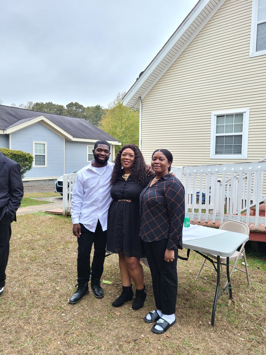 powerful0ne's tweet photo. My beautiful daughter and her kids. https://t.co/xcX4MPZTmF