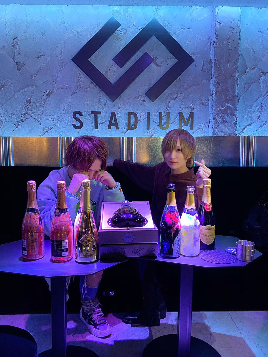 stadium373's tweet photo. 初回の方含め、御来店いただいたお客様、誠にありがとうございます！
また満卓につき、強制チェックにてお帰り頂いたお客様、お待たせしたお客様、誠に申し訳ございません。

ー11/8(日)MVPー
【店長】ふゆ

本日もたくさんのシャンパンをいただいております！！ https://t.co/YaAKIfoyZM