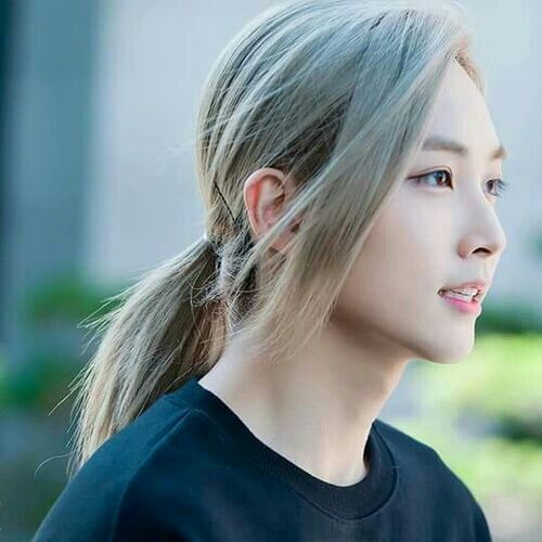 example three. svt jeonghan. he is THAT bitch. possibly the most iconic long hair in kpop ever - he was not the first but he's definitely the most memorable. even when i didn't know seventeen back in 2017, i knew jeonghan. the og long hair icon.
