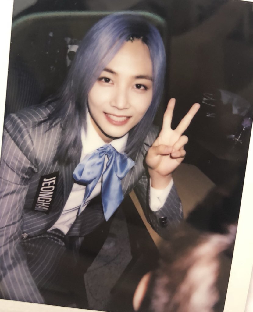 example three. svt jeonghan. he is THAT bitch. possibly the most iconic long hair in kpop ever - he was not the first but he's definitely the most memorable. even when i didn't know seventeen back in 2017, i knew jeonghan. the og long hair icon.