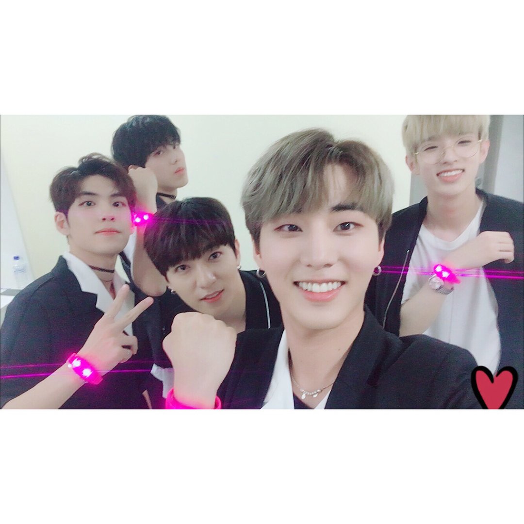 170612안녕? 난 영케이야. 오늘  #Day6 <VOOM STAGE> 끝나고 올려봐. 오늘 많은 멋진 아티스트 분들과 함께 나왔지만 그 누구보다도 우리  #마이데이 는 빛났어. 우리보다 더 ㅋㅋㅋㅋ 덕분에 행복했음! 그냥 그랬다고!Sup it's YoungK (I repeat, YoungK)Lol brian