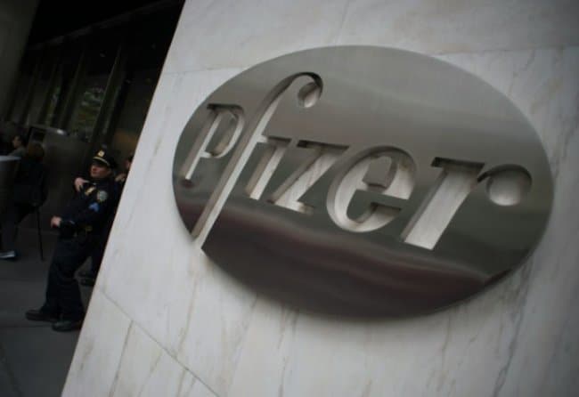 BFMTV's tweet photo. 🔴 EN DIRECT - Coronavirus: Pfizer annonce que son vaccin est "efficace à 90%" selon des résultats préliminaires de la phase 3
https://t.co/tGg8WIyeC4 https://t.co/kTDVA4II0B