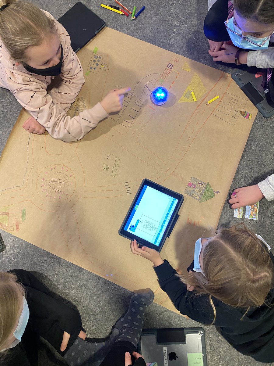 AlfhildurL's tweet photo. Sphero þorp verða til í samvinnu og forritað á milli staða. Áhuginn og metnaðurinn heldur betur til staðar hjá 5.bekk @arskoli #menntaspjall https://t.co/fIGWP5rEqD