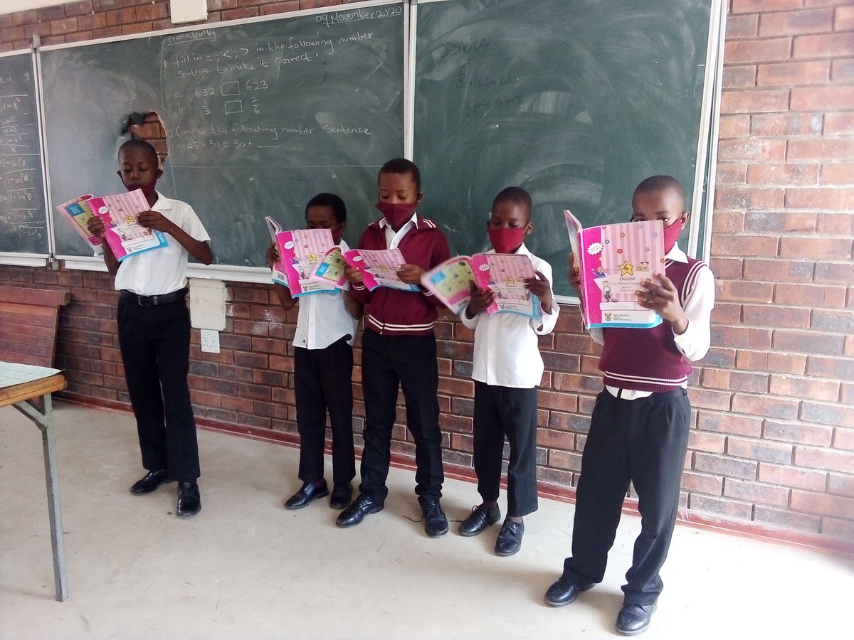 mpho_lebyane's tweet photo. Reading time for Njanji learners as part of the final examination preparations @OLAHazyviewDLC1 @GwfOnline @HazyviewDLC https://t.co/GTkd2vKlVB